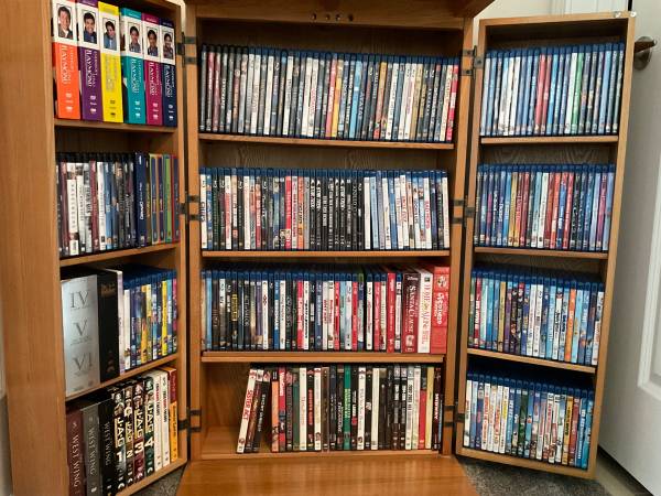 COLECCIÓN DE 275 DVD Y BLU-RAYS CON ARMARIO DE MADERA - $250 (WOODBRIDGE, VA)634701116032011227