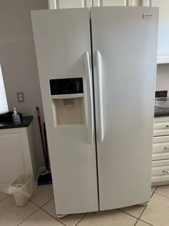 Frigidaire Gallery side by side Refrigerator White 1