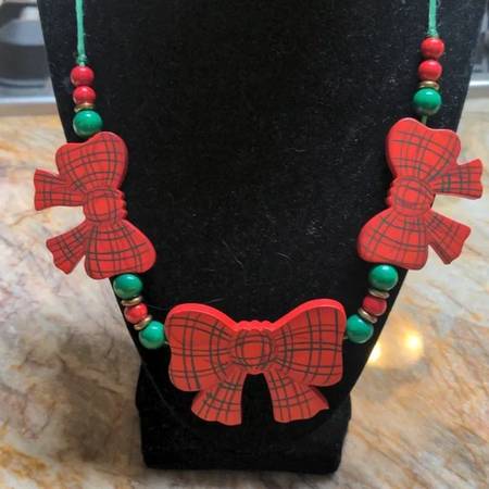 Bow Necklace Christmas Holiday - $20 (los gatos)63470792996867120