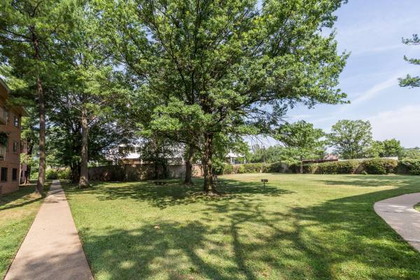 $2,202 / 2br - 880ft2 - Armarios reales, ¡excelente vista! (Washington)63779464771075120
