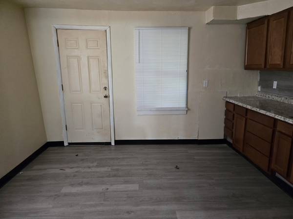 $750 / 1br - Large Studio - New Kitchen, New Floors, Freshly Painted64013364012290123