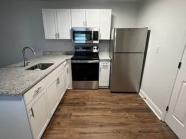 $1,100 / 1br - 500ft2 - COMPLETELY UN-FURNISHED! updated one-bedroom apartment (1523 Gardenia Rd)64015948216577122
