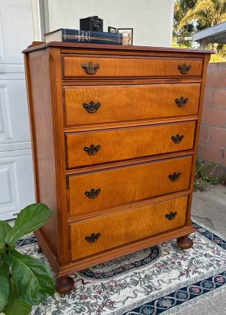 Vintage Tiger Maple Colonial Revival 5-Drawer Highboy Dresser 1