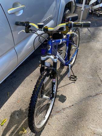 IRONHORSE SONIC XS HARDTAIL BICICLETA DE MONTAÑA COMO NUEVA CON SUSPENSIÓN Y COMPUTADORA - $199 (Calabasas, CA.)63471428539651122