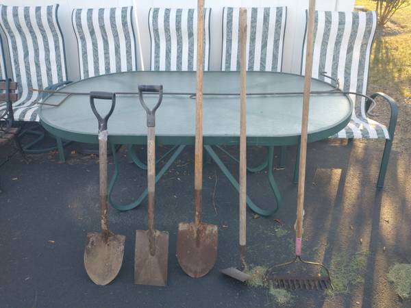 Shovels, rakes, hoe 1