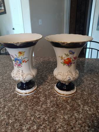 2 antique vases 1
