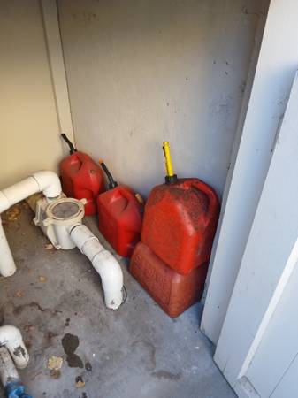 5 Gal gas cans 1