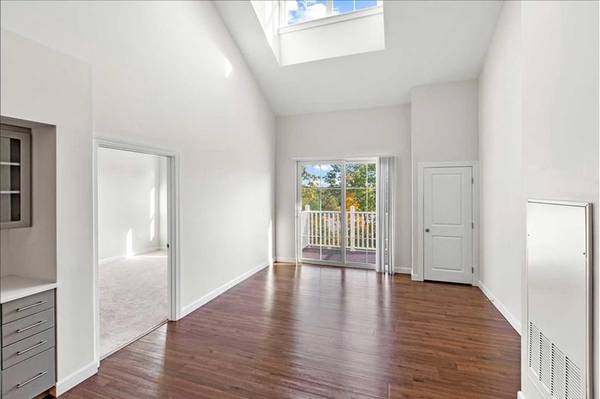 $3,087 / 1br - 1061ft2 - Gas range stove, Built-in desk, Patio / balcony63620394694401123