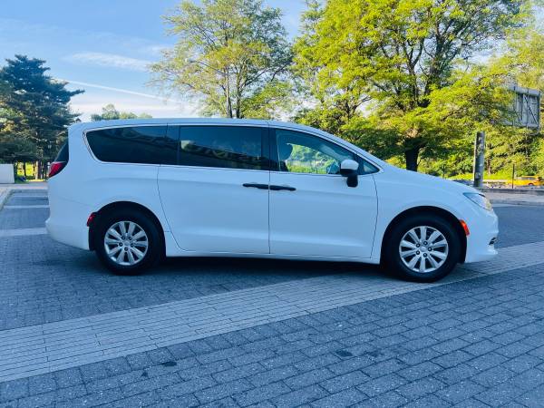 2020 Chrysler Voyager L - $11,900 (Brooklyn)63654710599041122