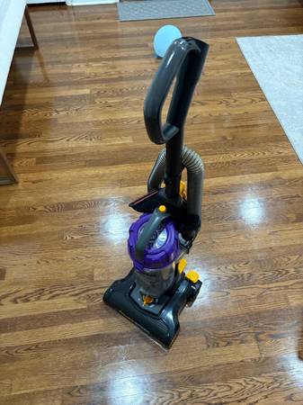 Eureka PowerSpeed upright bagless vaxuum cleaner 1