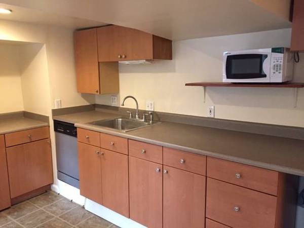 $900 / 1br - Amazing park-like setting 600 sf basement apartment in Lake Oswego! (Lake Oswego)63820738766337123
