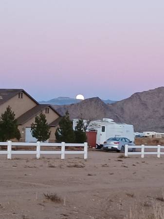 $550 large master bedroom with private bath on propert just outside of town (kingman)63618564752515121