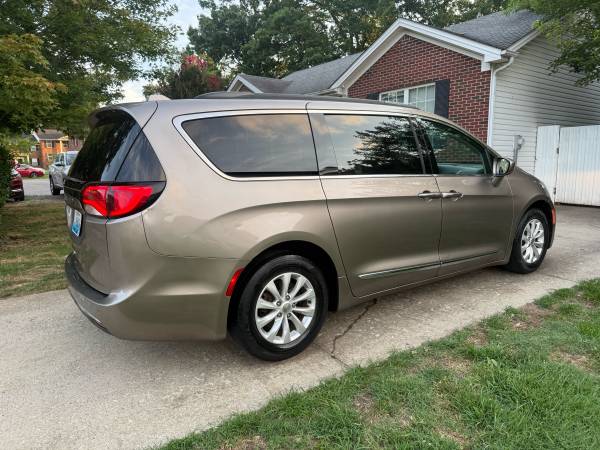 2017 Chrysler pacifica STOW and GO - $8,500 (Louisville)63621807590659124