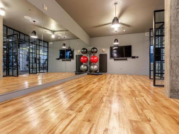 $3,131 / 1br - 951ft2 - Viva por encima y más allá de un moderno departamento de 1 habitación con acceso a suite para invitados (Capitol Hill)63852481883395121