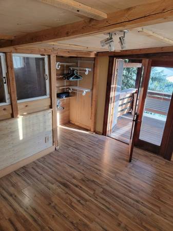 $600 Upstairs Bedroom and office/art studio in urban Farmhouse (Orchard Gardens)63657026668803120
