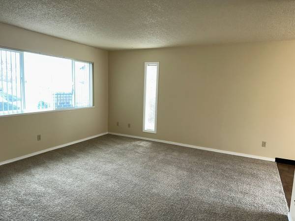 $700 / 2br - reshly Updated Inside and Out | Fenced Yard | W/S/G PAID! (Milwaukie)63914854375427122
