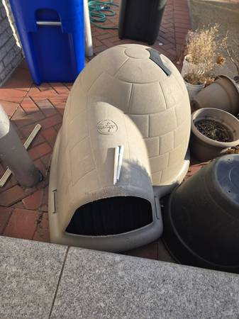 Igloo Outdoor Dog House 1