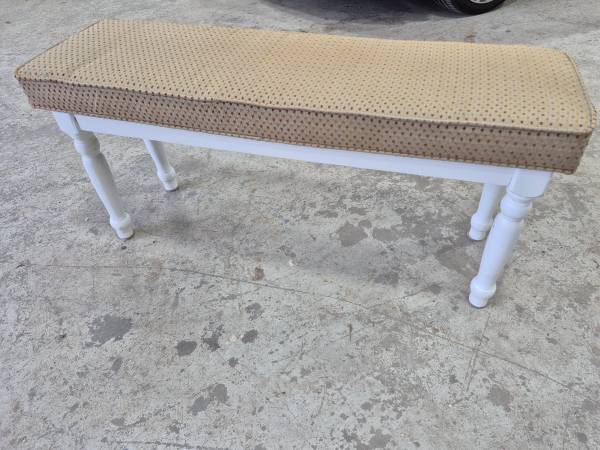 NICE UPHOLSTERED BENCH 1