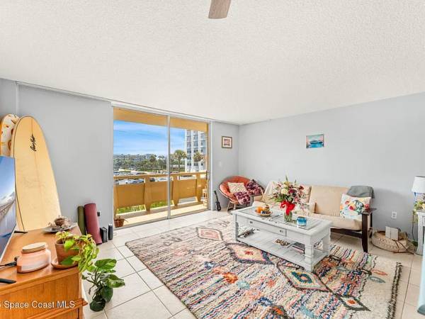 $60 / 1br - 672ft2 - Enjoy stunning ocean views from the oversized balcony of this third-floor unit, (Cocoa Beach)63846409228803124
