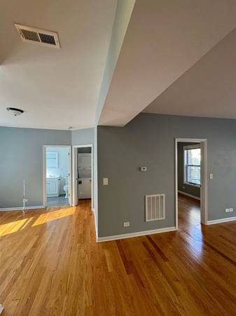 $1,900 / 2br - Renovated 2BR in Rogers Park (Chicago)63898734042626120
