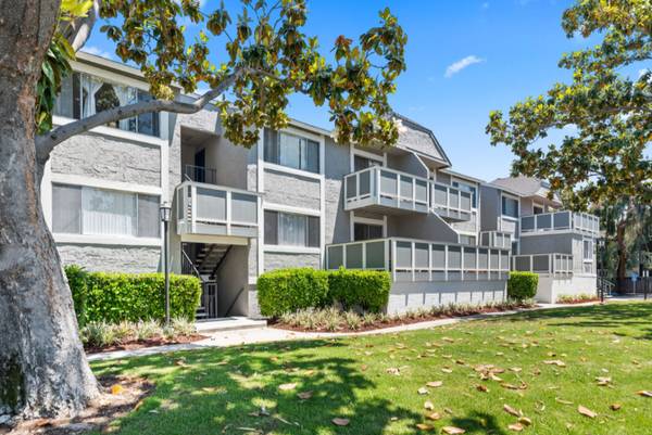 $2,705 / 1br - 816ft2 - Stylish Campbell apartments with pool, spa, and covered parking (campbell)64023718157443121