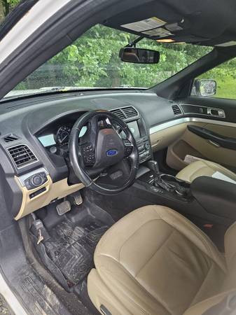 2017 Ford Explorer XLT 4x4 - $10,000 (Shelbyville)63621531924355123