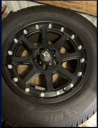 Chevy GMC Dodge aro 18 pulgadas 5 agujeros y neumáticos - $950 (Tacoma)63471419258113120