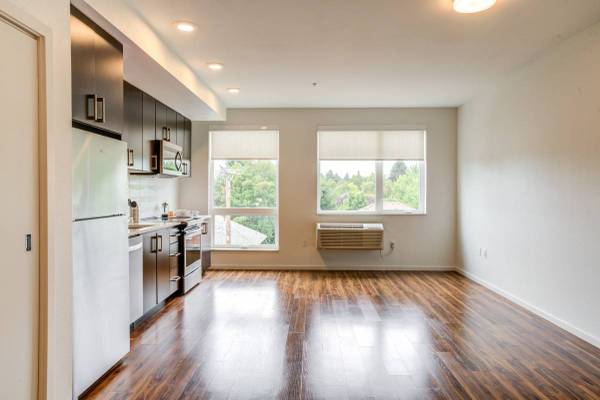 $1,425 / 1br - 593ft2 - Spacious Urban One Bedroom, AC, Washer/Dryer and Four Weeks Free Rent! (Portland, Clackamas, Beaverton, Milwaukie)63672530217857123