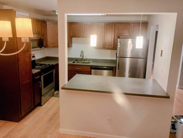 $2,100 / 2br - big 2 bed 2 bath condo  close to everything ! 2,200 (northampton)64017046547969120