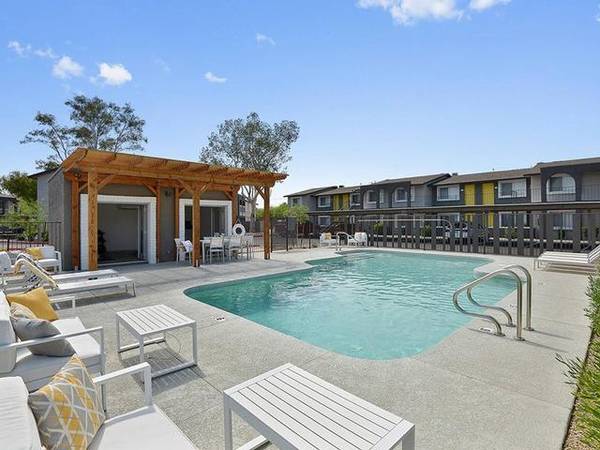 $1,325 / 2br - 980ft2 - Range, Two Tone Paint, Ceiling Fans, Dishwasher (North Phoenix)64024994300674120