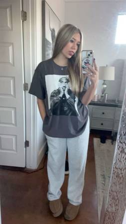 otton t-shirt featuring a graphic print of rapper 2Pac. 1