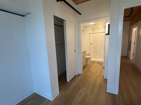 $1,294 / 1br - 448ft2 - Air Conditioning, Walk-in Closet, Large Windows (540 NE 99th Ave, Portland, OR)63672601297665121