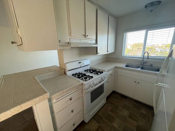 $3,600 / 2br - 1000ft2 - Pet Friendly, 2BD/1BA Duplex: Garage, Fenced Yard, Steps to Beach!! (Encinitas)63865591776897124
