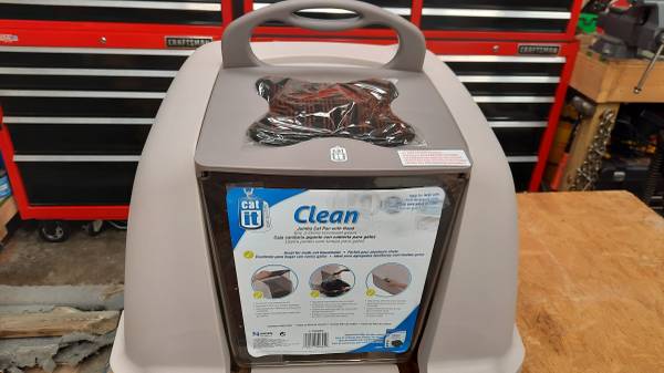 Large covered cat litter box- New 1