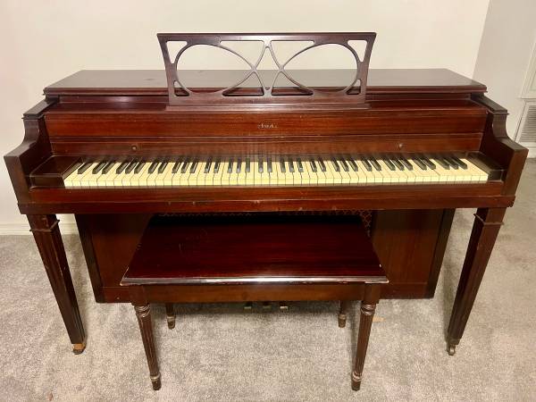 Beautiful Spinet Piano 1