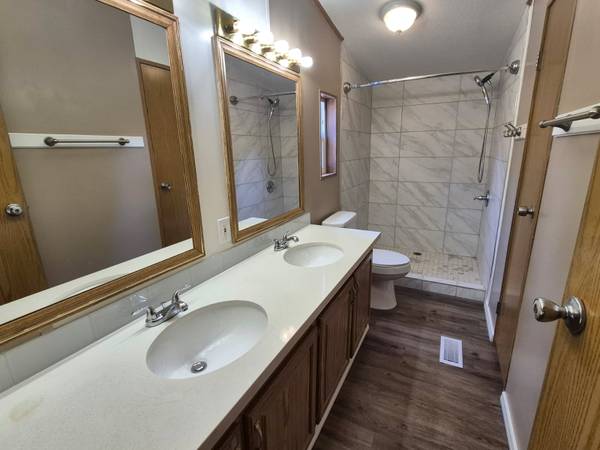 $2,850 / 3br - 3 bed 2 bath on large fenced lot (Bonney Lake)63688278368515122