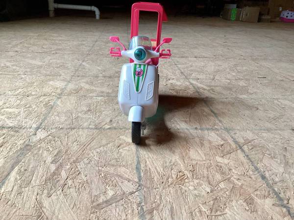 Barbie snack stand moped 1