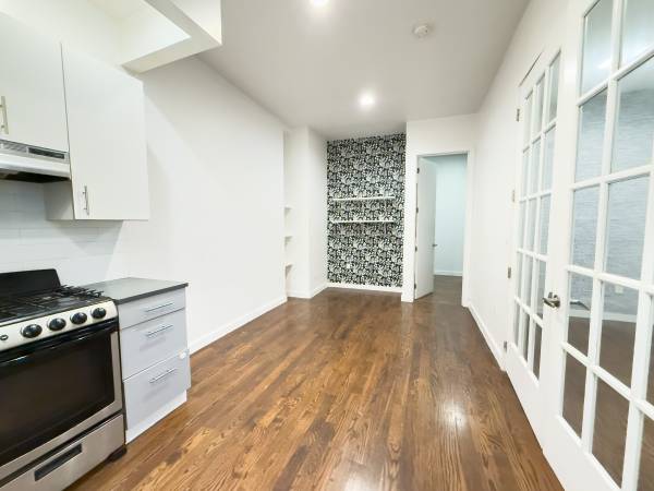 NO FEE / Spacious 2-Bed 1-Bath Crown Heights / Prospect Park 1