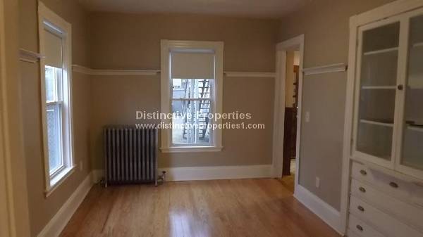 $1,950 / 1br - AWESOME 1BR 1BA HW GAS HEAT YARD 2CARS MINS TO ALEWIFE 10/15 (East Arlington)63828339179779122