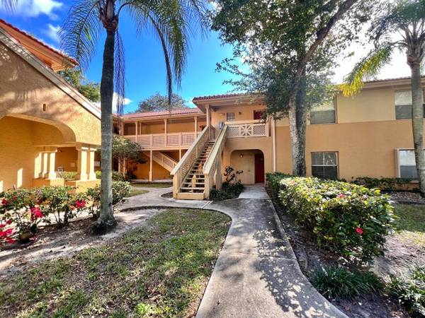 $2,250 / 2br - Pristine 2 bed 2 bath 1st floor Water view Condo ~ Screened in Patio (West Palm Beach - 33417*)64049454408067120