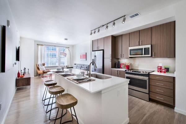 $1,610 / 1br - 608ft2 - Modern Kitchen w/ Quartz Countertops, Entertainment Kitchen (7338 S. Havana St., Centennial, CO 80112)63920603728258123