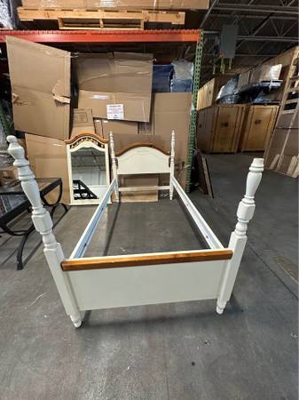 4-Post Bed Frame (Twin) Side Rails, Headboard & Footboard 1