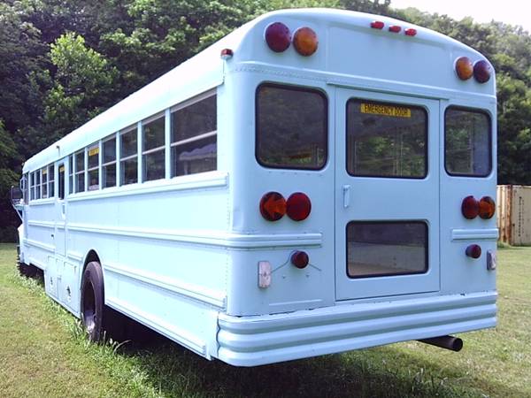 Autobús escolar - limpio, alfombrado y listo para conducir! - $14,000 (Hustonville, KY)63625001284609124
