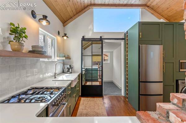$1,300 / 1br - 848ft2 - Más grande no siempre es mejor, ¡pero esta ubicación es la mejor! Ubicado en (Manitou Springs, CO)63687136704899123