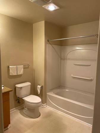 $1,145 / 1br - 1060ft2 - Habitación principal privada y baño. Cerca del Bart de la calle 12 (centro de oakland)63622931550977124