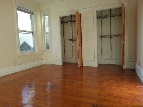 $1,125 / 175ft2 - Big Bright Room near Shops, 59 Bus & T to Boston, C/A, Free WiFi (Newton)64034613825410123