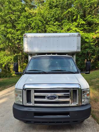 Camión de 18 pies Ford 2009, todo funciona y está en buenas condiciones - $11,000 (Atlanta)63620341148417121