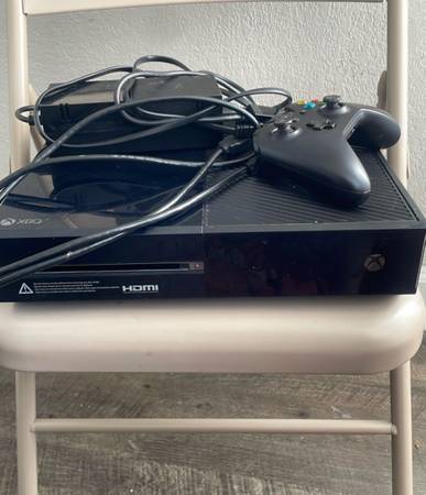 Xbox one with controller 1