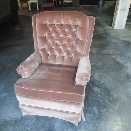 Tufted swivel chair 1