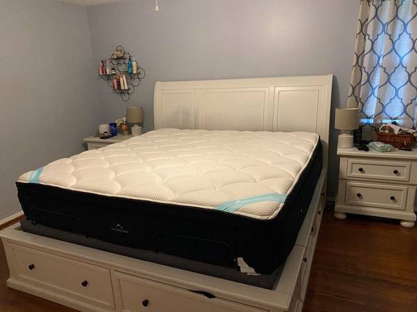 LIKE NEW - Dreamcloud Premier King Mattress - Perfect! 1